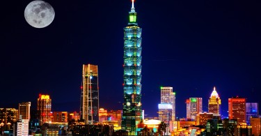 Taipei_skyline_cityscape_at_night_with_full_moon